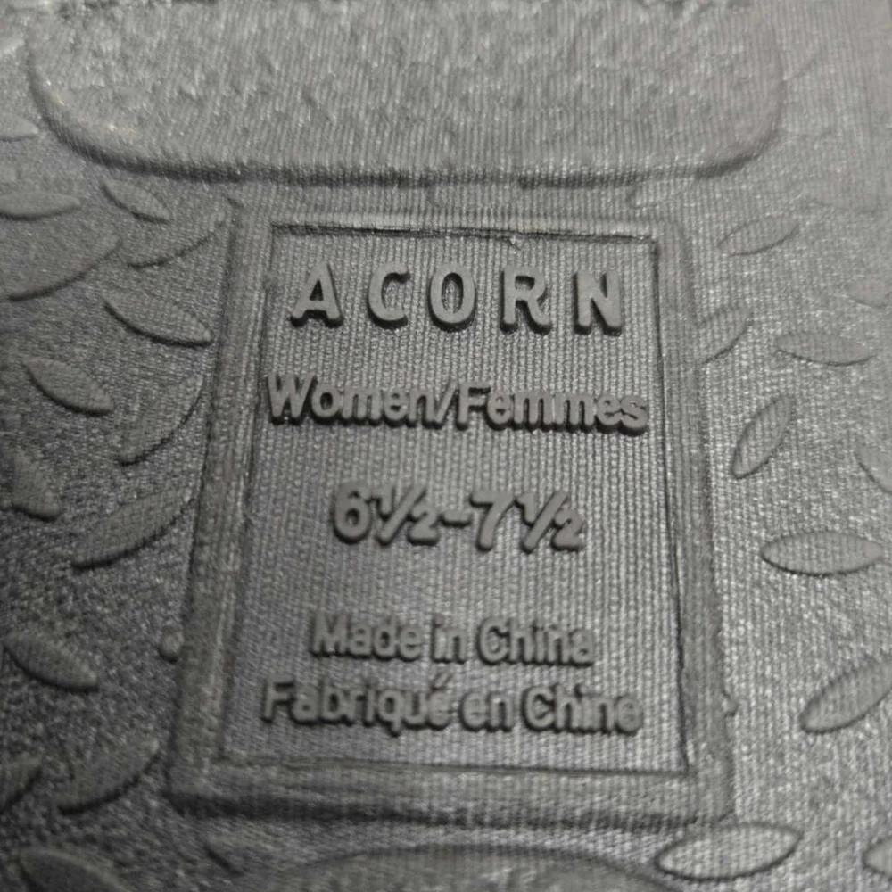 Acorn Black/Gray Knit slip on with Faux Fur Slippers. Hard sole, Size 6.5/7.5 - Picture 4 of 7